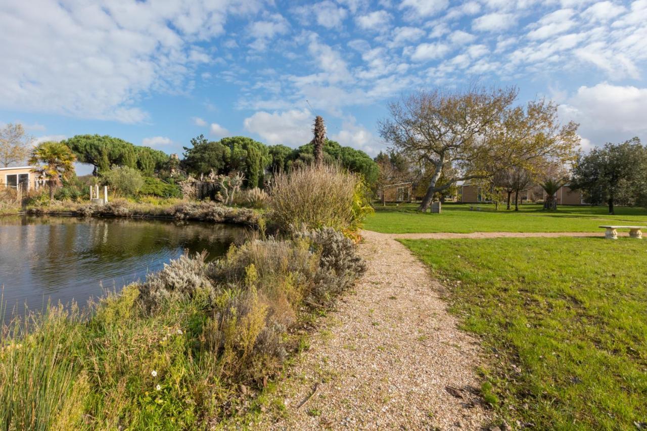 Vakantiepark Fort den Haak Vrouwenpolder Bagian luar foto